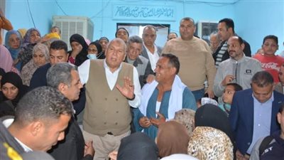 محافظ الوادي الجديد يؤدي صلاة التراويح بمسجد البساتين بالخارجة ويوجه بحل مشاكل الحي