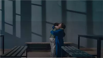 مشهد مؤثر بين أمل عرفة وابنها في السجن خلال الحلقة الـ 15 لمسلسل 