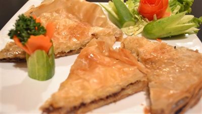 طريقة عمل الرقاق بالبسطرمة للسحور، أكلة مميزة وسهلة التحضير 