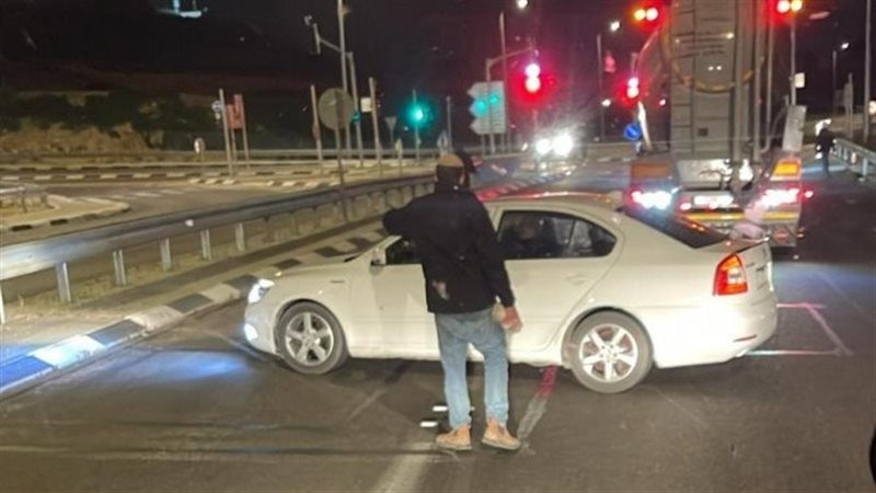 المستعمرون يعتدون