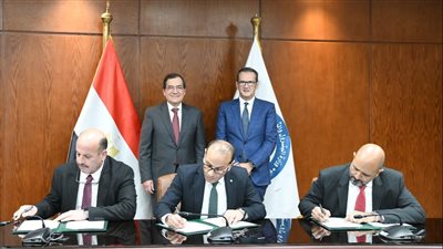 وزير البترول يشهد التوقيع على اتفاقيتين للحفر والاستكشاف بمنطقة خليج السويس