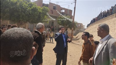 رئيس أهناسيا يتفقد موقع حادث انقلاب سيارة من أعلى كوبري سدمنت ببني سويف