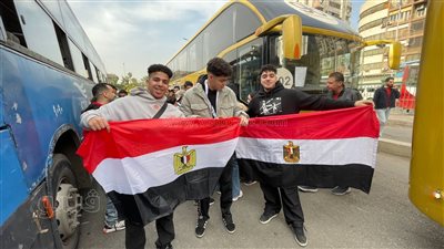 توافد مشجعي المنتخب الوطني على أتوبيسات النقل المتجهة لاستاد العاصمة (فيديو وصور) 