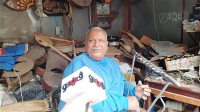 السمسمية المنقوشة على جدران المعابد تواجه خطر الانقراض.. محمد ميدة: شاهدة على الأحداث التاريخية لمدن القناة.. وقليل من يجيد العزف عليها حاليًا (فيديو وصور)