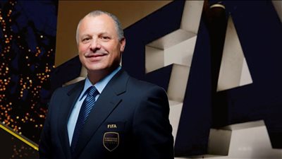 هاني أبو ريدة يسلم كأس القارات الثلاث بعد مباراة الأهلي والعين الإماراتي 