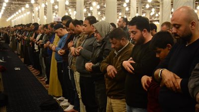 أجواء إيمانية خاصة في مسجد عمرو بن العاص خلال صلاتي العشاء والتراويح (صور)