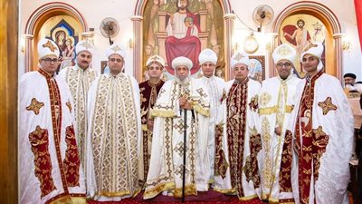 الأنبا توماس يرسم 8 كهنة للخدمة في إيبارشية القوصية