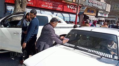 محافظ المنيا يتابع المواقف العامة لسيارات الأجرة بالمراكز (صور)