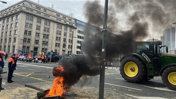 بالجرارات، مزارعون يغلقون الشوارع قرب مقر الاتحاد الأوروبي في بروكسل (فيديو)