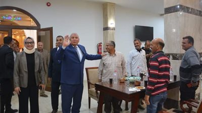 محافظ الوادي الجديد يشارك بحفل إفطار الجهاز التنفيذي ويبحث شكاوى المواطنين (صور)