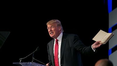 ترامب يعرض أناجيل للبيع، ما السبب وبكم حدد ثمنه