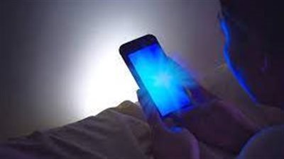 دراسة حديثة: ضوء شاشة المحمول خطر على الساعة البيولوجية ويسبب الأرق