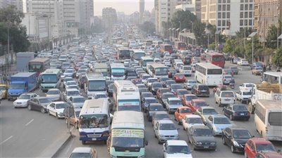 كثافات مرورية متحركة بمحاور وميادين القاهرة والجيزة وسط انتشار خدمات أمنية بالطرق