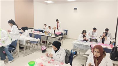 تدريبات عملية لطلاب طب الأسنان بجامعة الإسماعيلية الأهلية داخل معمل الاستعاضة الصناعية (صور) 