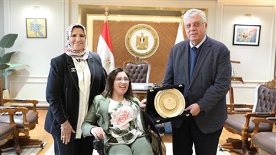 وزير التعليم العالي يُكرم الطالبة الحاصلة على المركز الأول بكلية آداب المنصورة