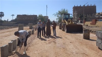 البدء في تسوية طريق ترعة بني فيز بأسيوط تمهيدا لإنشاء موقف لسيارات الأجرة