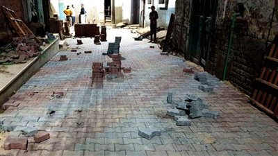 استمرار أعمال تركيب بلاط الإنترلوك بتفرعات شوارع مدينة جرجا بسوهاج