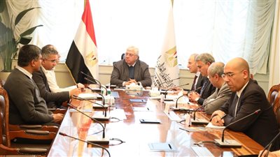 عاشور يؤكد ضرورة تطبيق الجامعات التكنولوجية لأحدث النظم العالمية في التعليم والتدريب