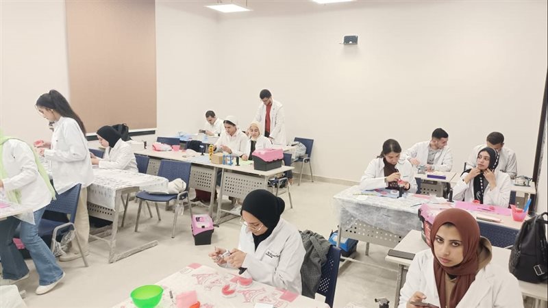 جانب من العمل بالمعمل،