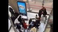 شجار عنيف وفوضى داخل مطار شارل ديجول في باريس بسبب ناشط كردي (فيديو) 