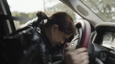 غادة عبد الرازق تتعرض لحادث سيارة في الحلقة 17 من صيد العقارب