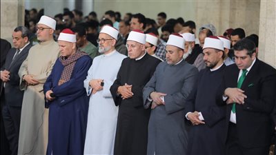 آلاف المصلين من مختلف الجنسيات يؤدون صلاتي العشاء والتراويح بالجامع الأزهر (صور)