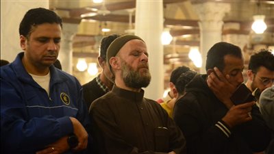  أجواء روحانية في صلاتي العشاء والتراويح بمسجد عمرو بن العاص (صور)