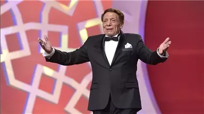 يسرا عن اعتزال عادل إمام: بيحب شغله لدرجة غير عادية