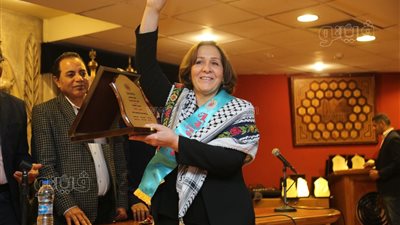 خالد البلشي يطالب الصحفيات بالوقوف دقيقة إجلال وتقدير للمرأة الفلسطينية 