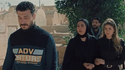 هروب جمالات ورقية من بيت فاروق خلال الحلقة الـ17 من مسلسل بيت الرفاعي