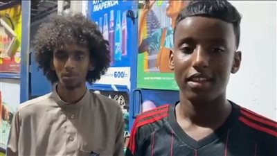 مشجع صومالي مرتديا قميص الأهلي: أعشق المارد الأحمر وأتمنى تأهله لنهائي إفريقيا (فيديو)