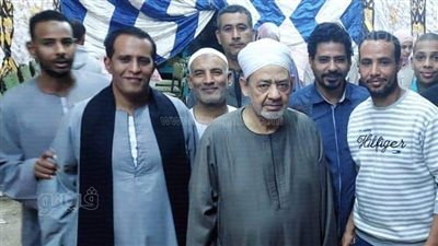 بجلباب وعمة صعيدية، شيخ الأزهر يشارك الآلاف في الإفطار السنوي بساحة الطيب بالأقصر (صور)