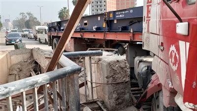 تريلا تصطدم بالسور الحديدى أعلى نفق الحدادين بالقليوبية (صور) 