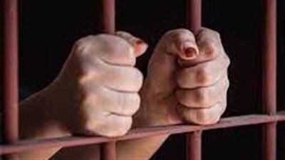 استمرار حبس سيدة وعاطل بتهمة إدارة وكر لتجارة المخدرات بالجيزة