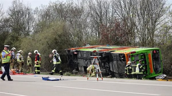 مصرع وإصابة 39 شخصا في انقلاب حافلة بألمانيا