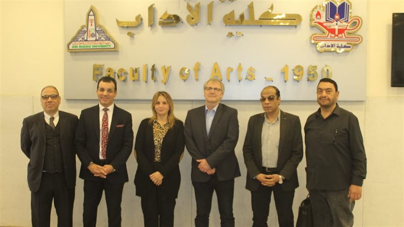 كلية الآداب جامعة