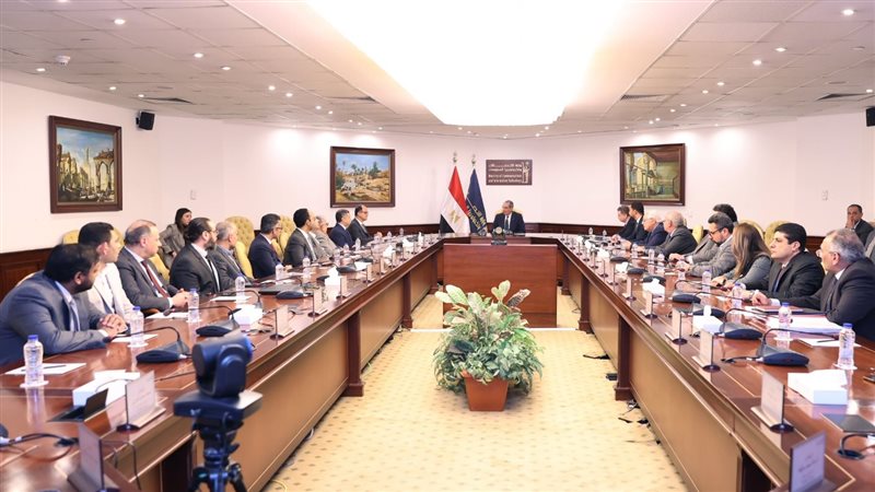 وزير الاتصالات خلال