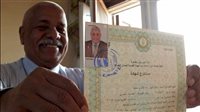 الحلم تحقق بعد 61 عاما، أكبر طبيب في مصر يحصل على كارنيه نقابة الأطباء ويستعد لمزاولة المهنة 