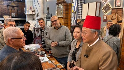 سفير كوريا الجنوبية يتجول في منطقة الغورية مرتديا الزي الأزهري (صور)