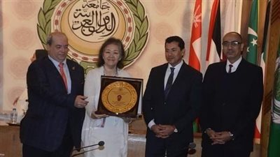 رئيس الاتحاد الدولي للطائرة تشيد بدعم وزير الرياضة لذوي الهمم