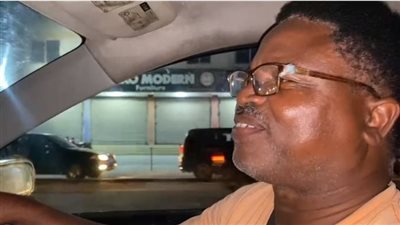 سائق تنزاني ينتقد طائرة الأهلي المحملة بالأغذية ويتوعد الفريق بالخسارة (فيديو)