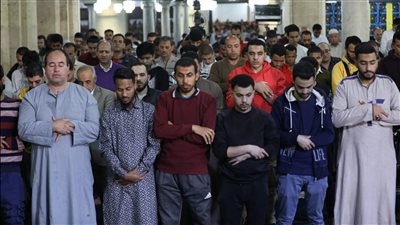 آلاف المصلين من مختلف الجنسيات يشهدون صلاتي العشاء والتراويح بالجامع الأزهر (صور)