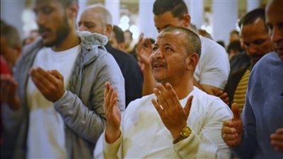 أجواء روحانية بعمرو بن العاص خلال العشاء والتراويح بليلة الجمعة الثالثة من رمضان (صور)