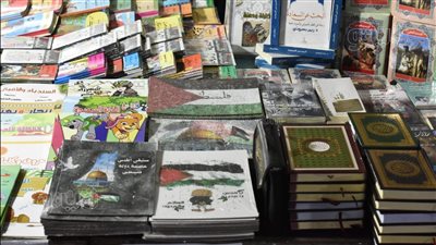 دعم القضية الفلسطينية يزين معرض فيصل الرمضاني للكتاب (صور)