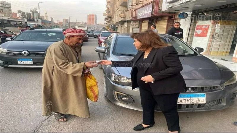 أقباط يوزعون تمرا