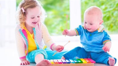 منها الرضاعة والحضانة والمأكل والملبس، 6 حقوق للطفل في القانون 