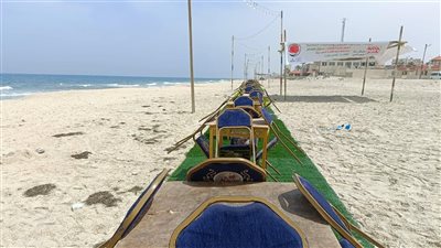 تضامنًا مع غزة، بدء الاستعداد لتنظيم أطول مائدة إفطار بدون طعام على شاطئ العريش (صور) 