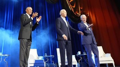 محتجون يقاطعون بايدن في حضور أوباما وبيل كلينتون: يداك ملطختان بالدماء (فيديو)