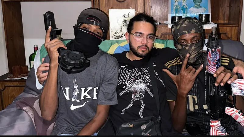 معلوف بين خاطفيه،