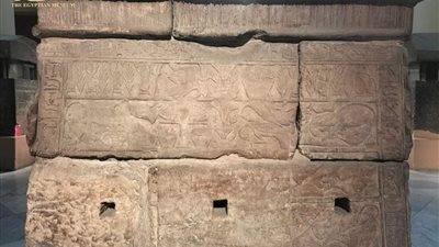 المتحف المصري بالتحرير يعرض نموذجا فريدا لمذبح من الحجر الرملي 